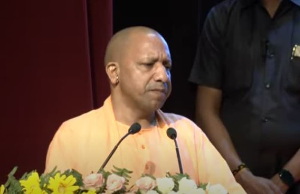 लखनऊ: सीएम योगी आदित्यनाथ ने युवाओं को दिए नियुक्ति पत्र, ममता बनर्जी सरकार पर लोकतंत्र की हत्या का लगाया आरोप