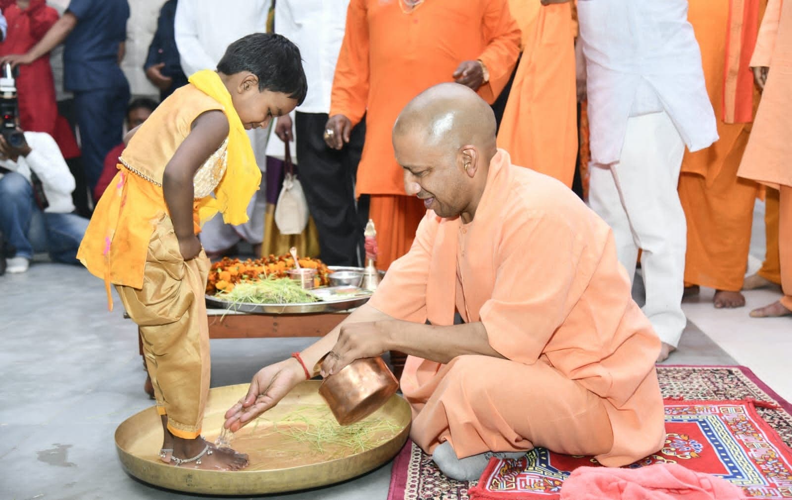 Gorakhpur News: राम नवमी पर CM योगी ने किया कन्या पूजन, अपने हाथों से धोए पांव, फिर चुनरी उड़ाकर दी विदाई