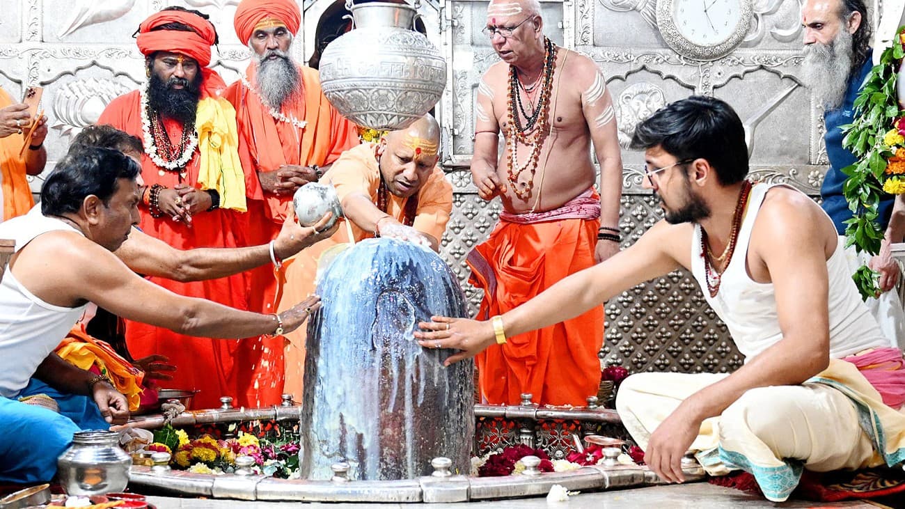 सीएम योगी बोले- रावण और कंस की तरह होगा सनातन को कोसने वालों का अंजाम, महाकालेश्वर मंदिर में किया रुद्राभिषेक