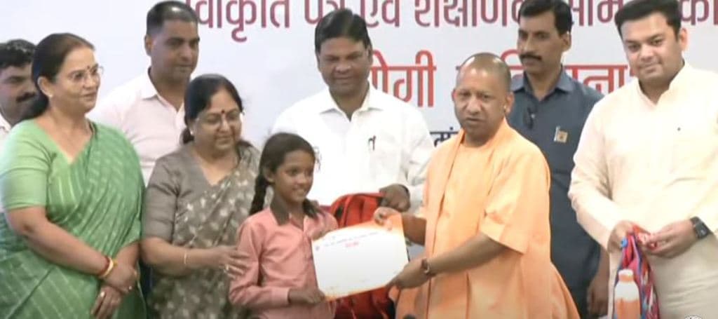 नैमिषारण्य: सीएम योगी ने लगाया झाड़ू, बोले- तीर्थ स्थल के लिए रुपए की कमी नहीं, दीपक तले अंधेरा का किया जिक्र