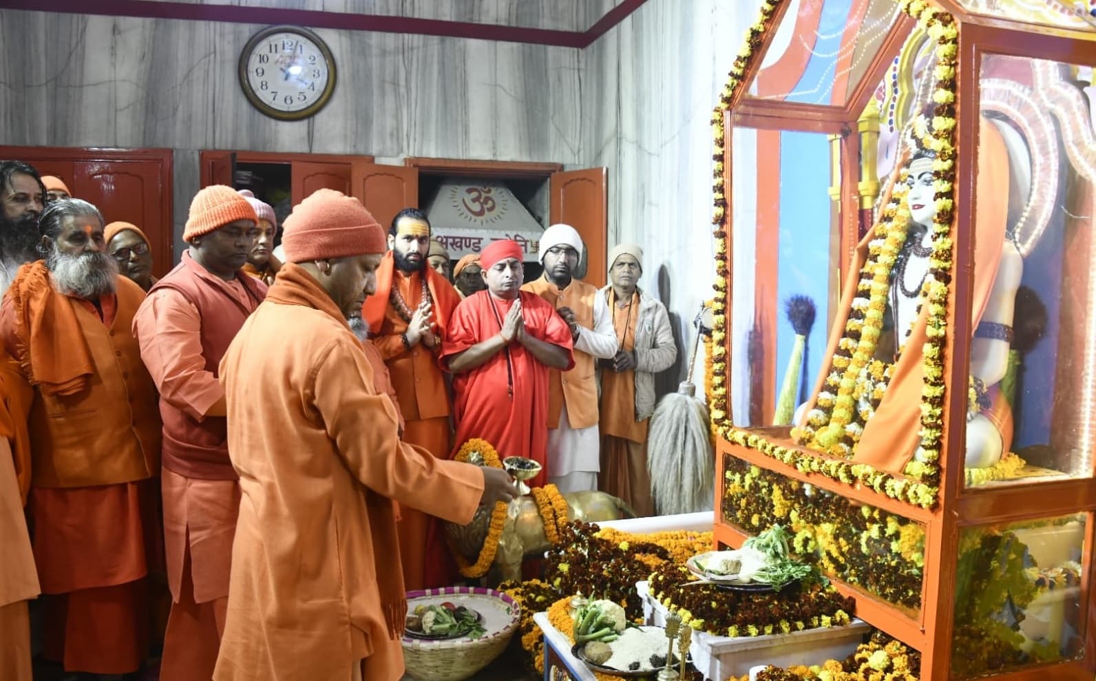 Makar Sankranti 2023: मकर संक्रांति पर ब्रह्म मुहूर्त में सीएम योगी ने गुरु गोरक्षनाथ को चढ़ाई परंपरागत खिचड़ी