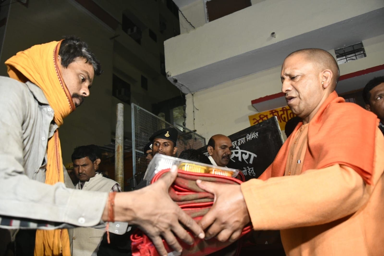 Gorakhpur News: कड़ाके की ठंड में रैन बसेरों का निरीक्षण करने पहुंचे CM योगी, भोजन और कंबल देकर पूछा हाल Gorakhpur News: कड़ाके की ठंड में रैन बसेरों का निरीक्षण करने पहुंचे CM योगी, भोजन और कंबल देकर पूछा हाल