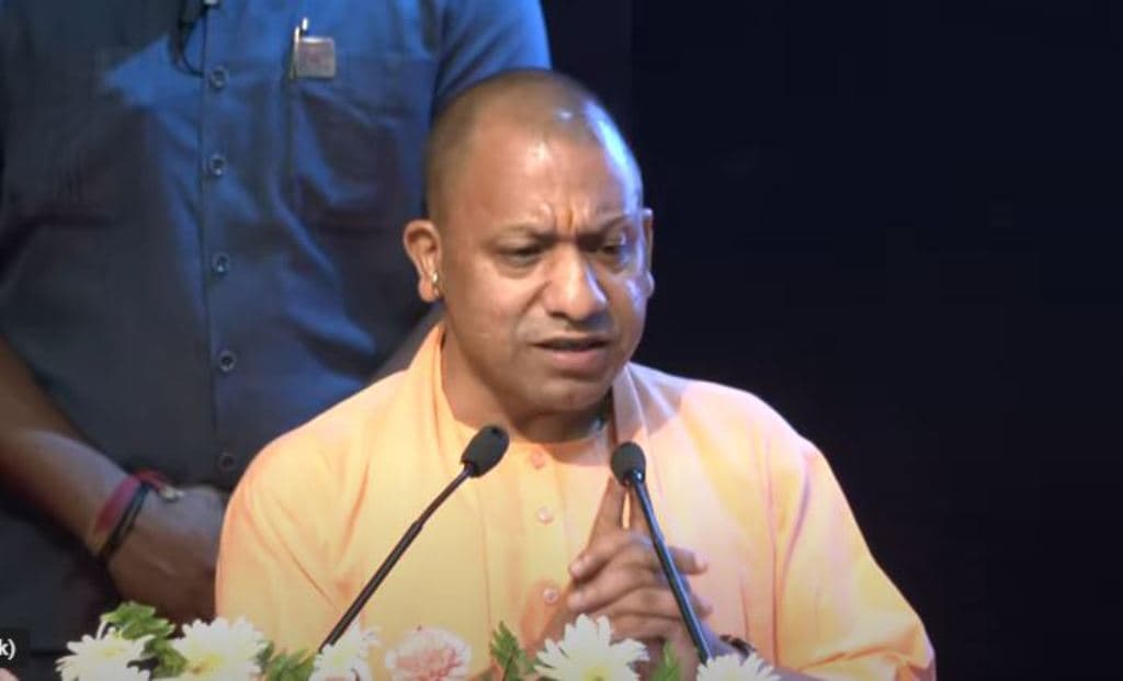 वाराणसी: सीएम योगी ने की समीक्षा बैठक, वाहनों पर जाति सूचक बोर्ड लगाने वालों पर सख्त कार्रवाई के दिए निर्देश
