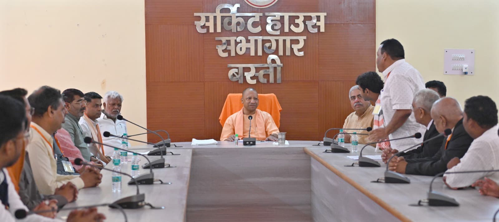 UP News: सीएम योगी ने बस्ती मंडलस्तरीय समीक्षा बैठक में कहा-गरीबों की जमीनों पर ना हो  भूमाफिया का कब्जा