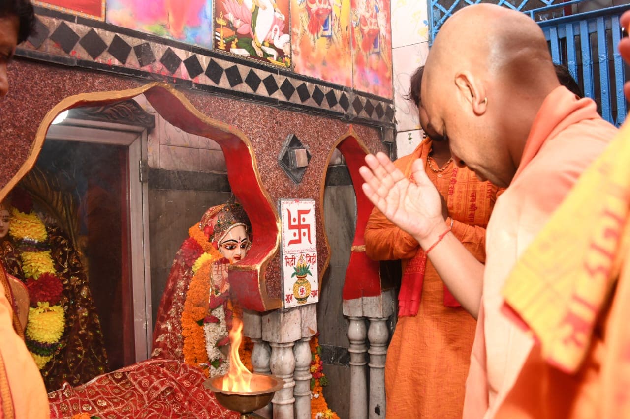 नवरात्र के पहले दिन सीएम योगी पहुंचे बुढ़िया माई के दरबार, मंदिर परिसर में हुए सुंदरीकरण का लिया जायजा