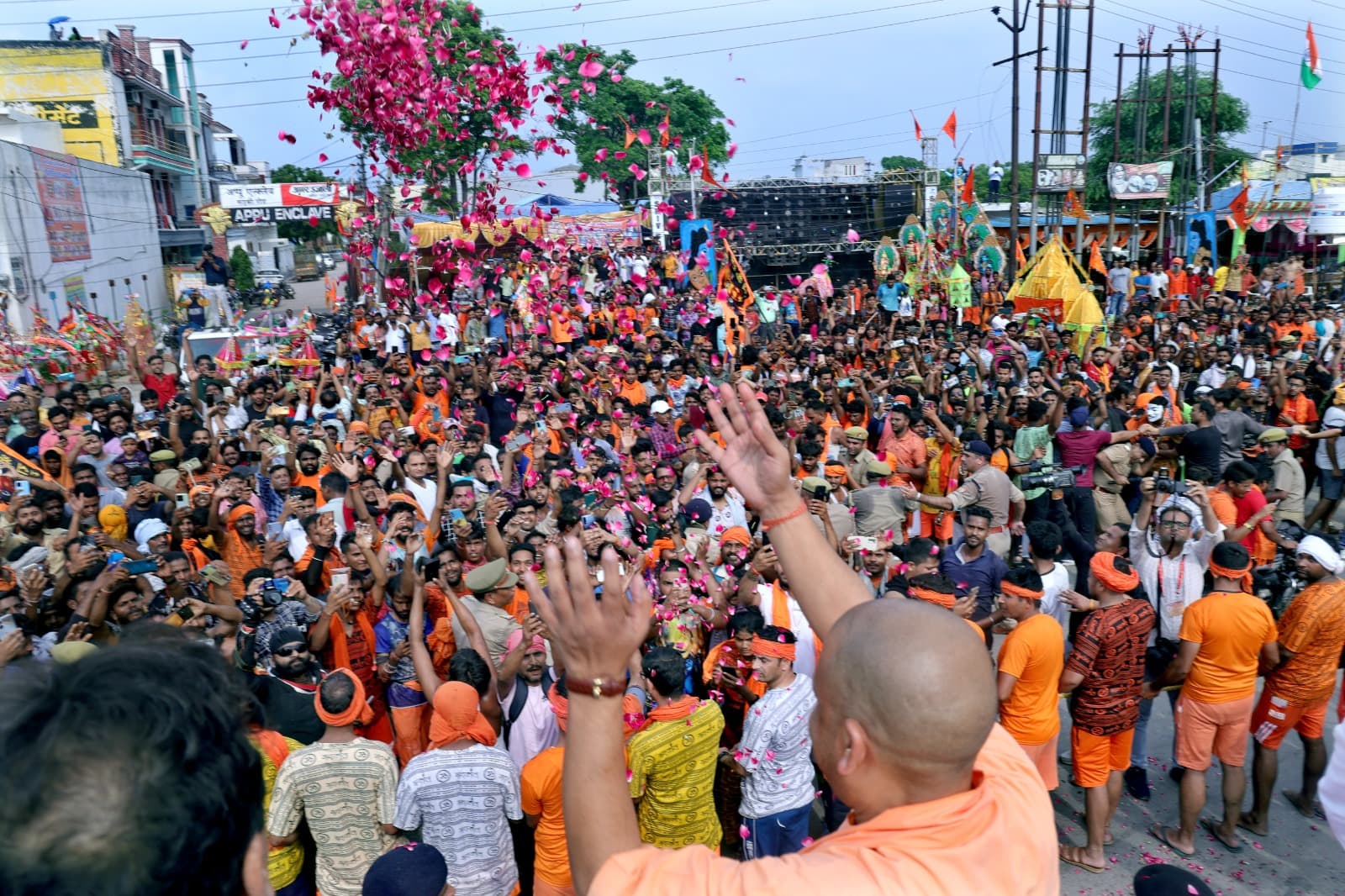 सीएम योगी ने कांवड़ियों पर की पुष्प वर्षा, मेरठ-दिल्ली हाइवे पर शिवभक्तों ने किया हर हर महादेव का उद्घोष