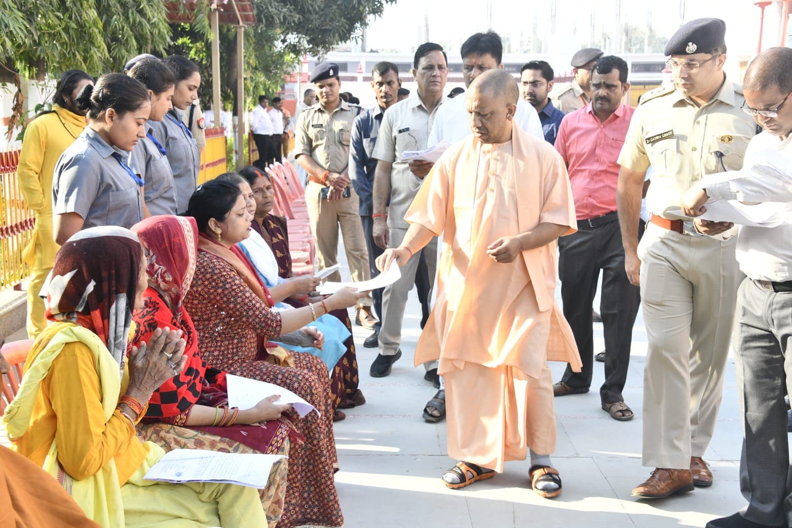 CM Yogi Adityanath ने दीपावली के दूसरे दिन गोरखनाथ मंदिर परिसर में लगाया जनता दरबार