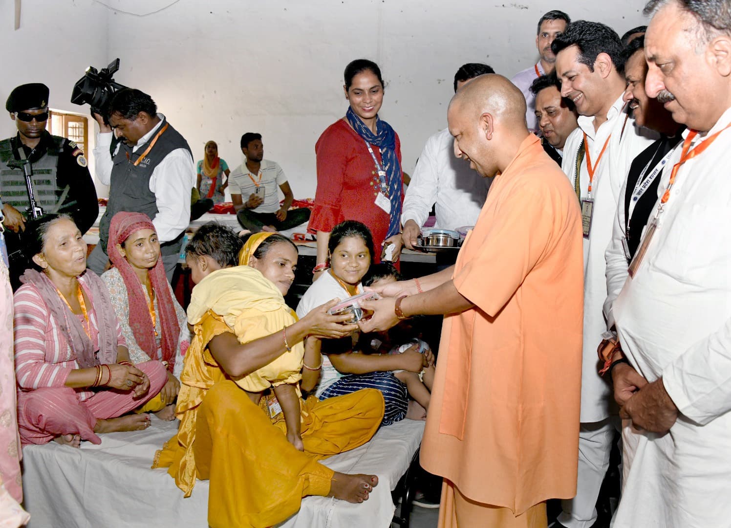 UP News: बाढ़ पीड़ितों के बीच ग्राउंड जीरो पर पहुंचे सीएम योगी,  हवाई और जमीनी सर्वेक्षण भी किया