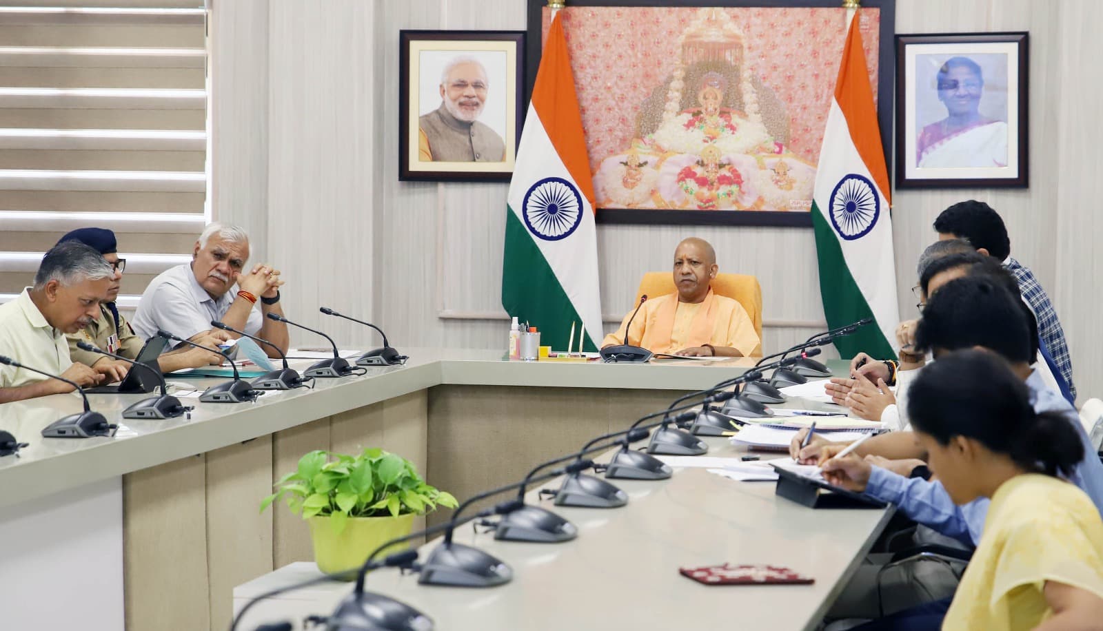 UP News: सीएम योगी ने लोगों को फैमिली आईडी के बारे जागरूक करने के दिए निर्देश, परिवार कल्याण ई-पासबुक भी बनेगी