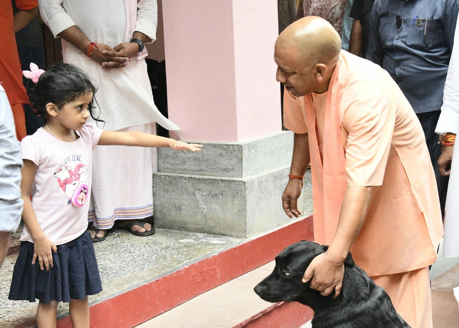 Gorakhpur: पशु-पक्षियों के प्रेमी सीएम योगी आद‍ित्‍यनाथ पहुंचे गौशाला, नाम से पुकार सबको ख‍िलाया गुड़-चना