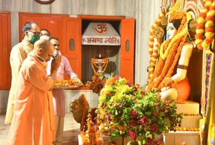 Makar Sankranti: सीएम योगी ने गुरु गोरक्षनाथ को चढ़ायी खिचड़ी, गोरखनाथ मंदिर में लगा श्रद्धालुओं का रेला