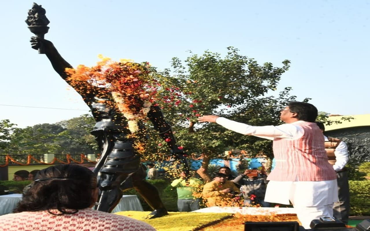Jharkhand Foundation Day: रांची के कोकर में भगवान बिरसा मुंडा के समाधि स्थल पर CM हेमंत सोरेन ने किया नमन