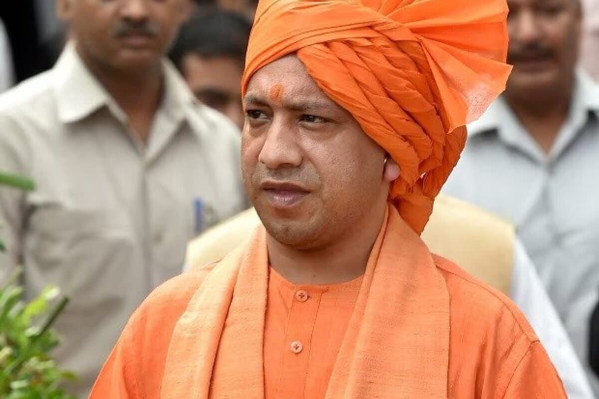 सड़क पर गड्ढे व गंदगी सीएम योगी नाराज, सुपरवाइजर निलंबित, जोनल अधिकारी हटाए गये