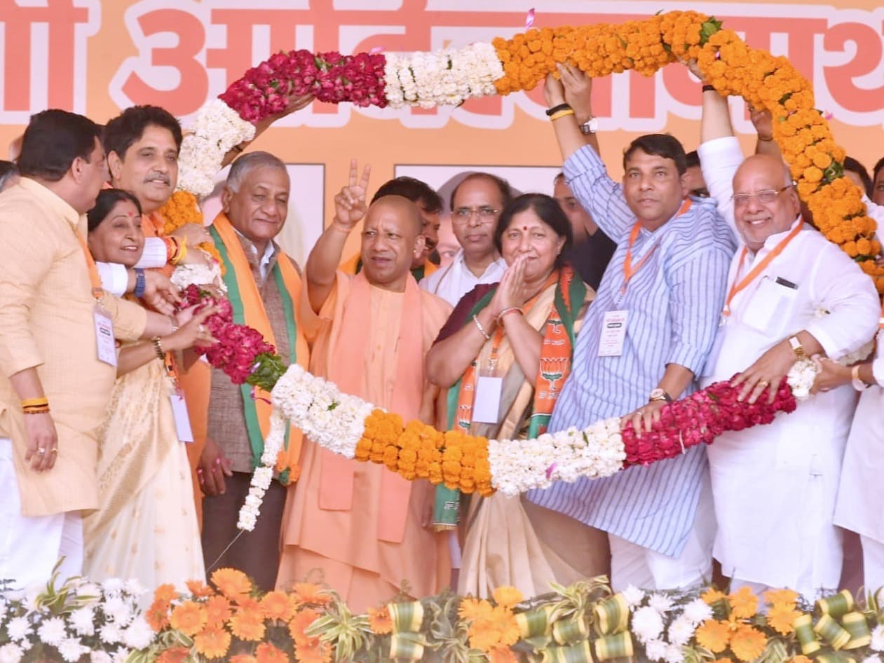 यूपी के विकास से परिवारवादी और तमंचावादी परेशान, पश्चिम उत्तर प्रदेश में सीएम योगी के निशाने पर विपक्षी दल