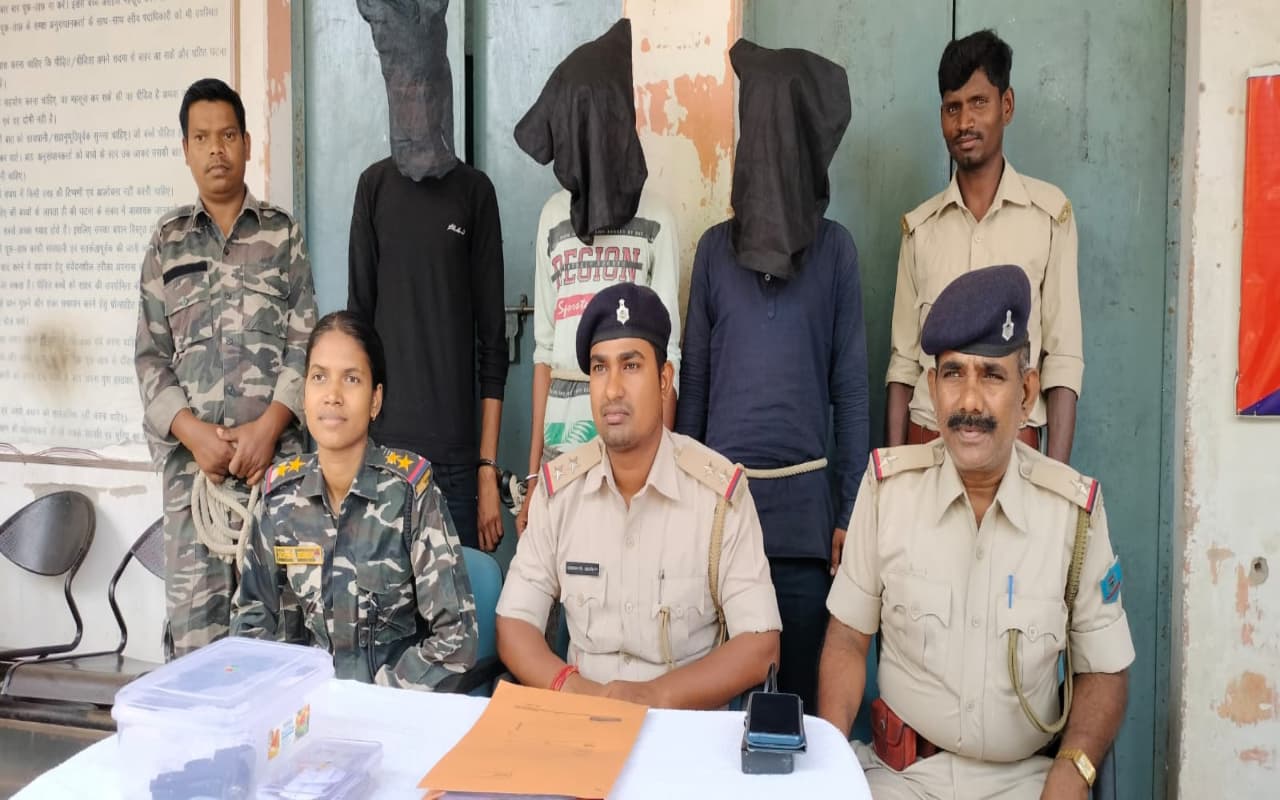 लोहरदगा में राहगीरों से लूटपाट करने वाले तीन अपराधी गिरफ्तार, हथियार बरामद