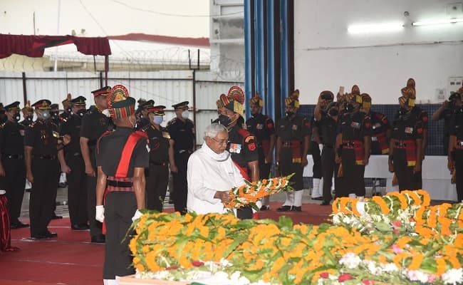लद्दाख में शहीद हुए बिहार के 4 वीर जवानों का पार्थिव शरीर पहुंचा पटना, सीएम नीतीश ने दी श्रद्धांजलि