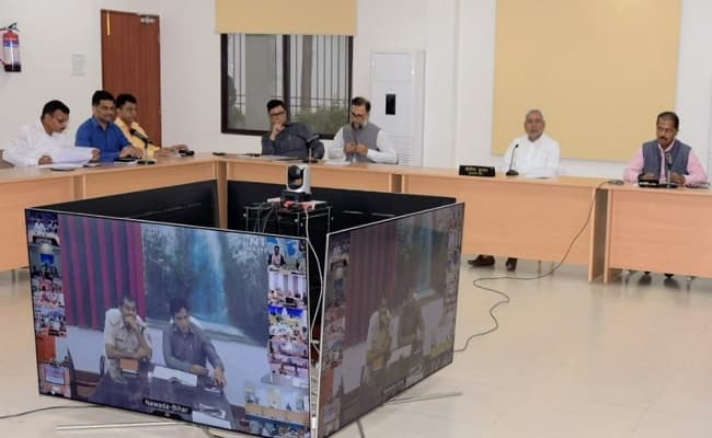 Corona से नही हों भयभीत, बाहर से बिहार आ रहे यात्रियों की हो सघन स्क्रीनिंग : CM नीतीश