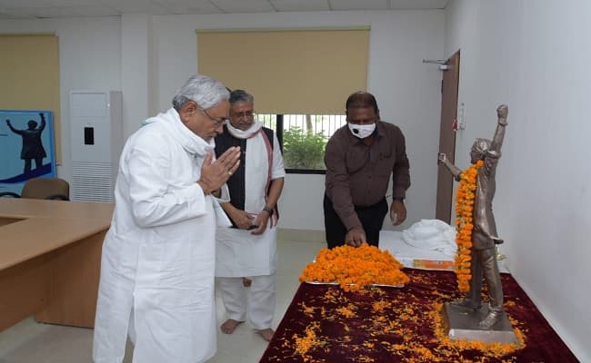 मुख्यमंत्री नीतीश कुमार ने वीडियो कॉन्फ्रेंसिंग के माध्यम से पूर्व केंद्रीय मंत्री जॉर्ज फर्नांडिस की प्रतिमा का किया अनावरण