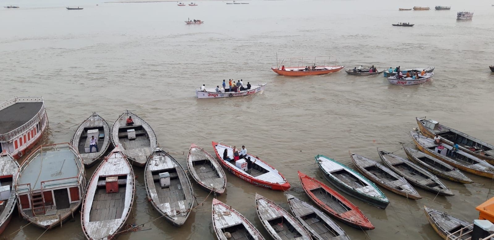Varanasi News: देव दीपावली तक गंगा में चलेंगी सिर्फ CNG बोट, जल्द मिलेगी डीजल नौकाओं से मुक्ति