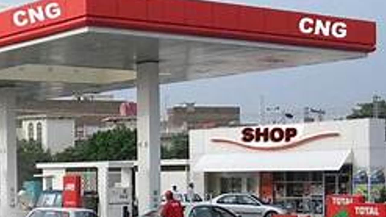 Petrol, Diesel, LPG के बाद अब CNG हुई महंगी, इन राज्यों में 7 रुपये तक बढ़े दाम