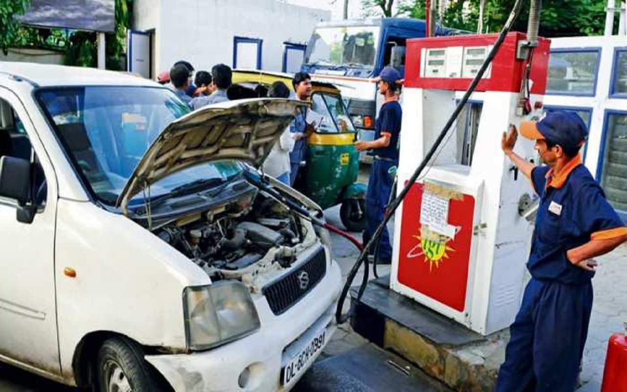 CNG Price Hike: दिल्ली वालों को लगा महंगाई का झटका, एक बार में ही इतना बढ़ गया सीएनजी गैस का दाम