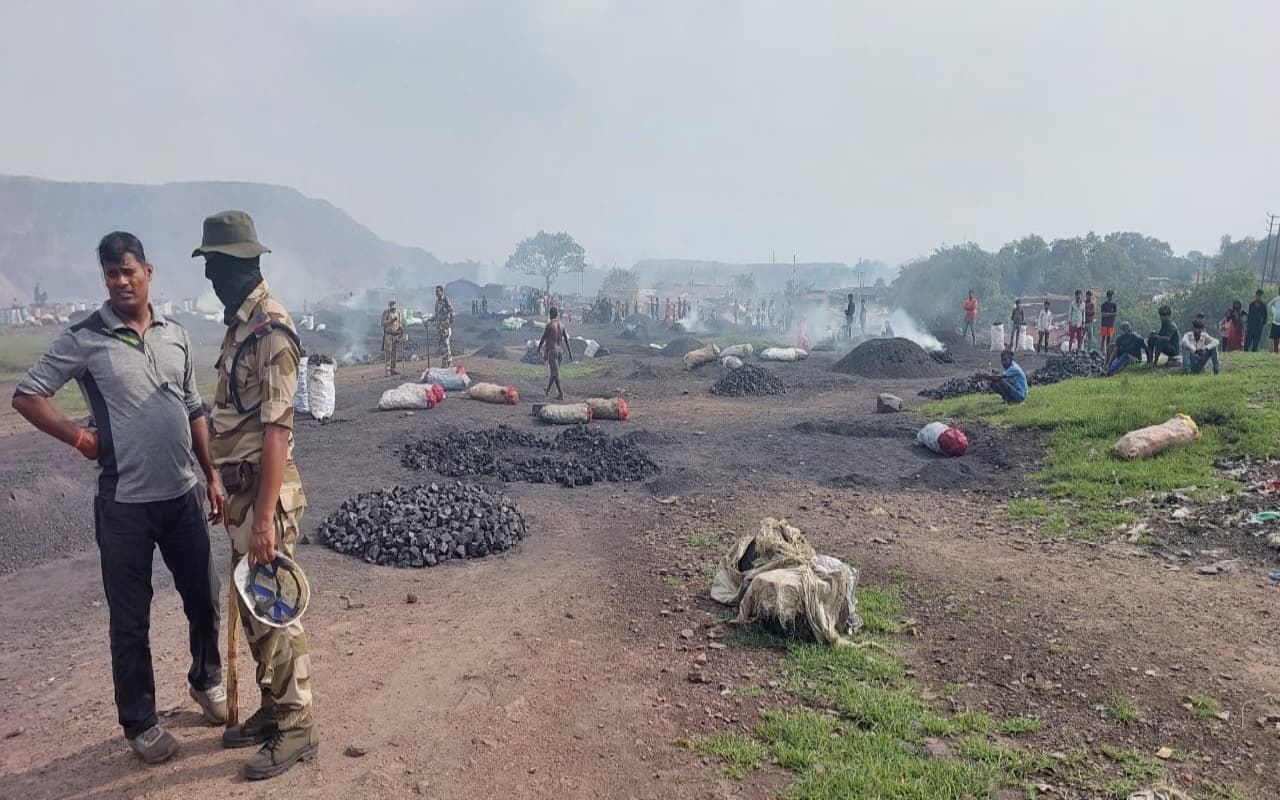 धनबाद में तस्करों की दबंगई ऐसी कि बीच सड़क पर हाइवा को रोक उतार लेते हैं कोयला