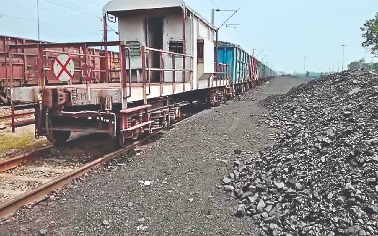 Jharkhand: पुलिस संरक्षण में चल रहा लातेहार में कोयले का काला धंधा, नेता सहित उग्रवादी समर्थक शामिल