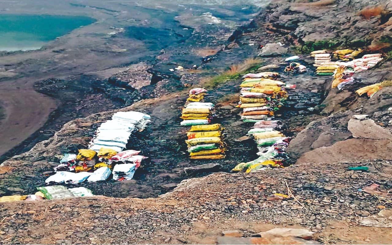 धनबाद में आउटसोर्सिंग परियोजनाओं से हर दिन हो रही हजारों टन कोयला की चोरी, कार्रवाई के नाम पर आइवाश