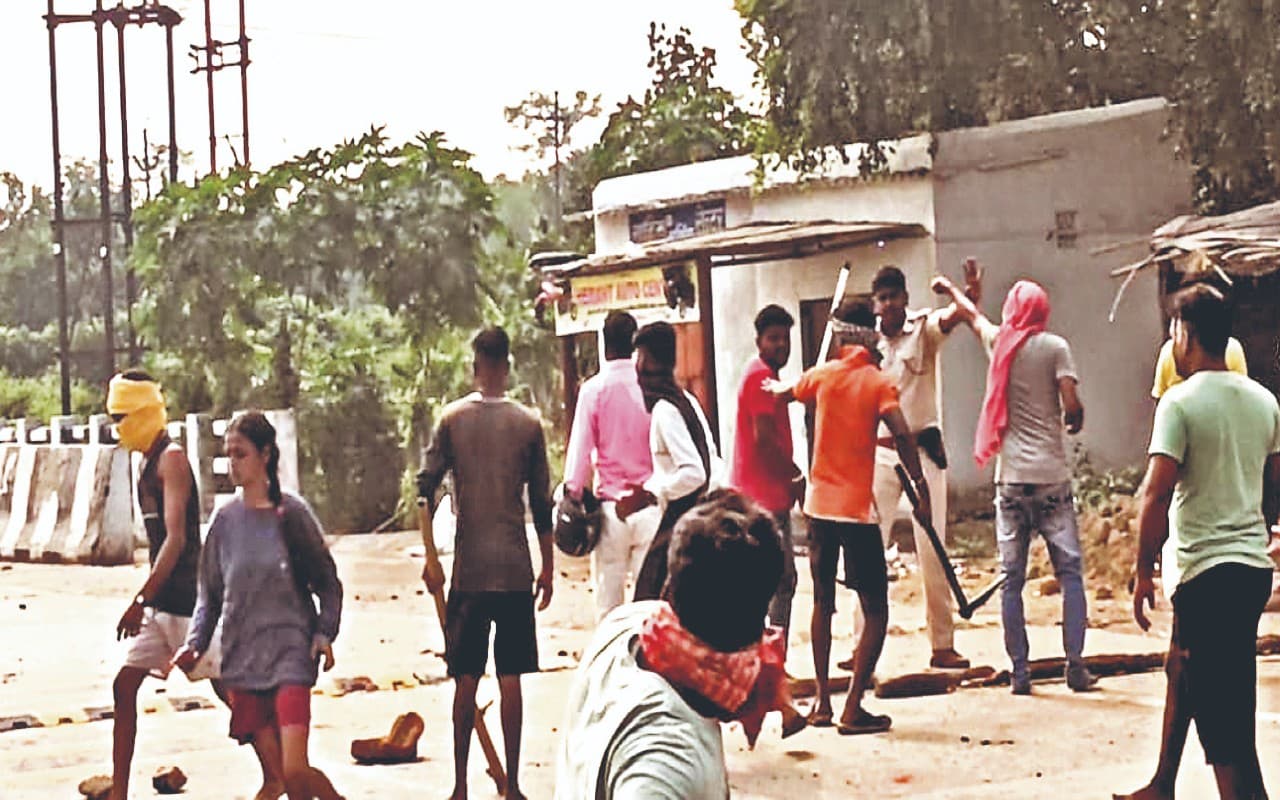 धनबाद में कोयला की अवैध कमाई में हिस्सेदारी को लेकर भिड़ंत, चले गोली-बम