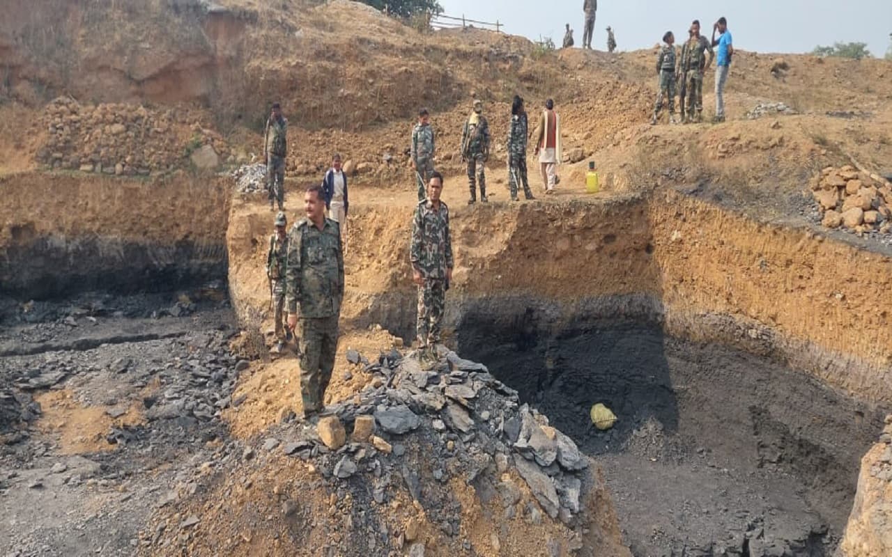 झारखंड: अवैध कोयला खदान ध्वस्त करने पहुंची टास्क फोर्स की टीम पर पथराव, गाड़ियों के शीशे फूटे, बैरंग लौटे अफसर