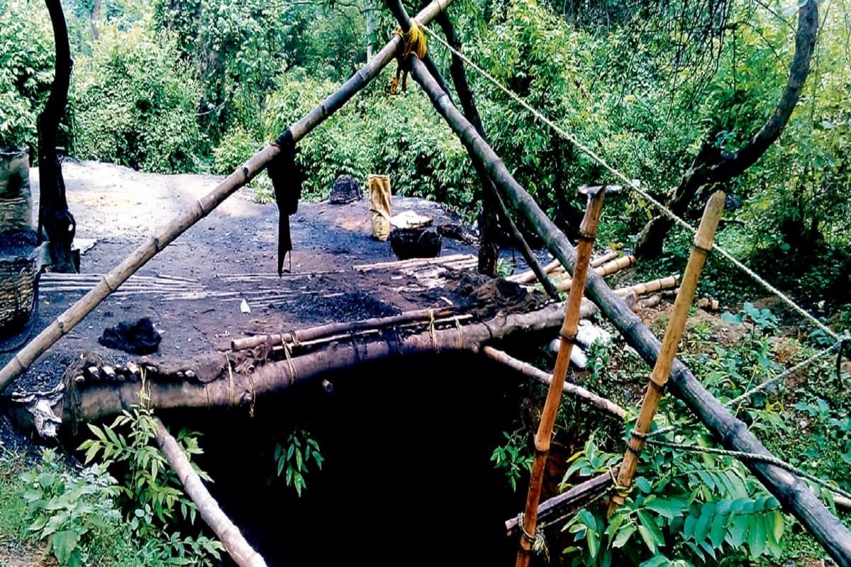 निरसा कोयलांचल में जान हथेली पर रख कर रहे कोयले का अवैध खनन, तस्करों का बना सेफ जोन
