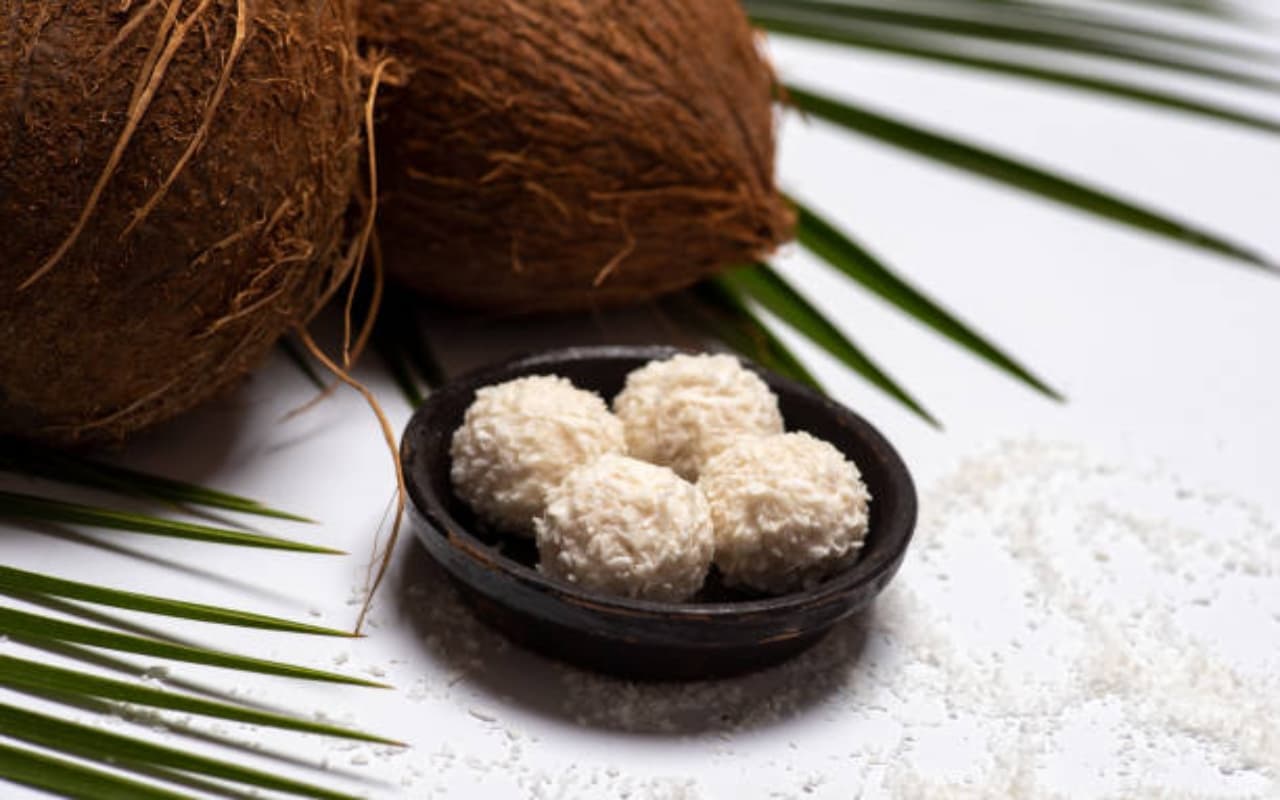 World Coconut Day 2023 : घर पर बनाइए दुकान जैसी मिठाई, बहुत आसान है नारियल का लड्डू बनाने की विधि