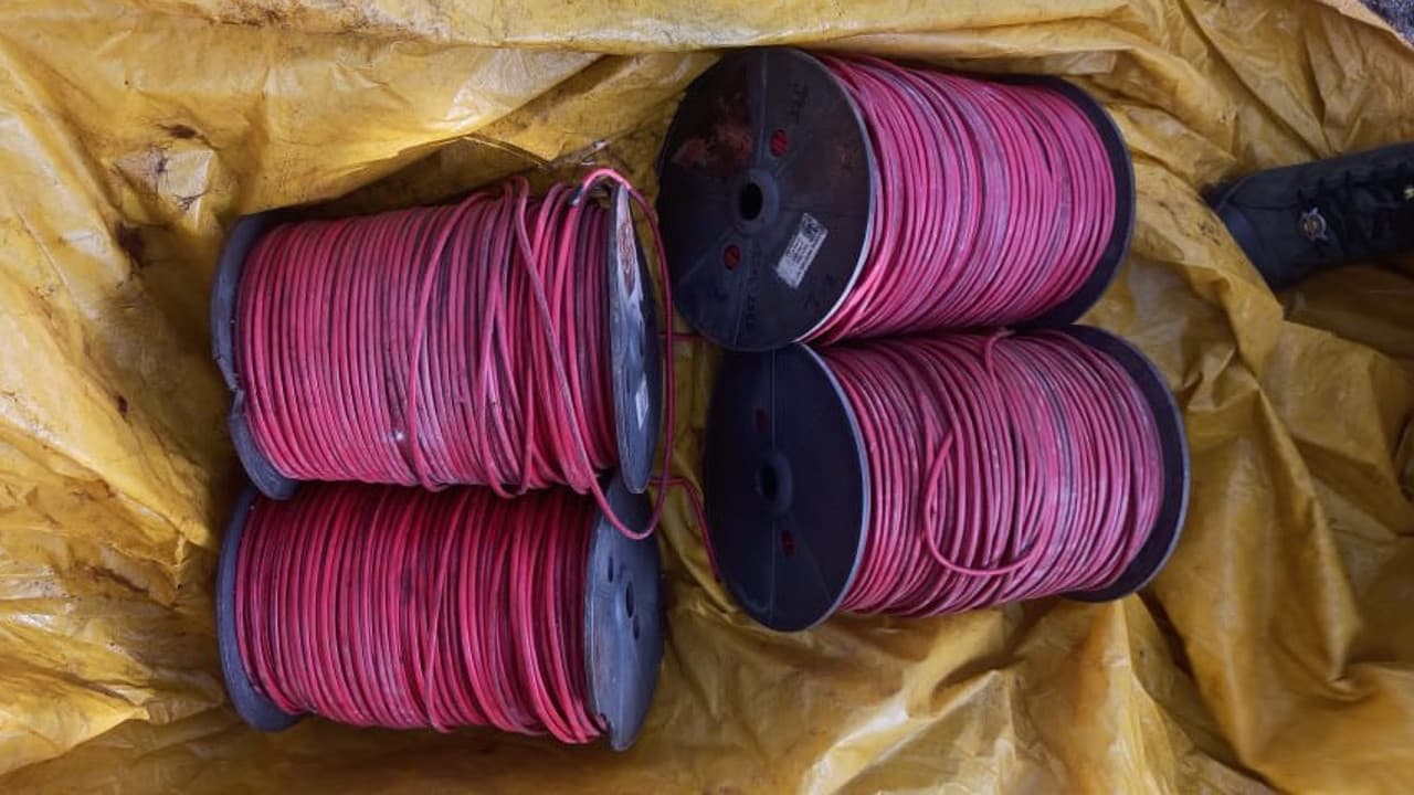 नक्सली प्रभावित लोहरदगा के जुड़नी जंगल से विस्फोटक सामग्री बरामद, IED बम विस्फोट में होता उपयोग