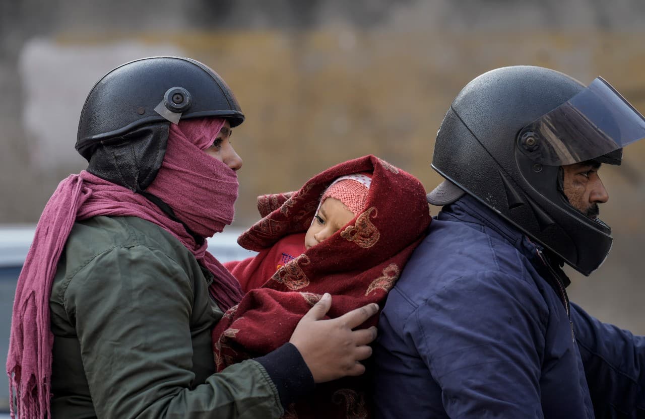Weather Forecast: पहाड़ों पर बर्फबारी जारी, दिल्ली में चलेगी तेज हवा, जानें मौसम का हाल
