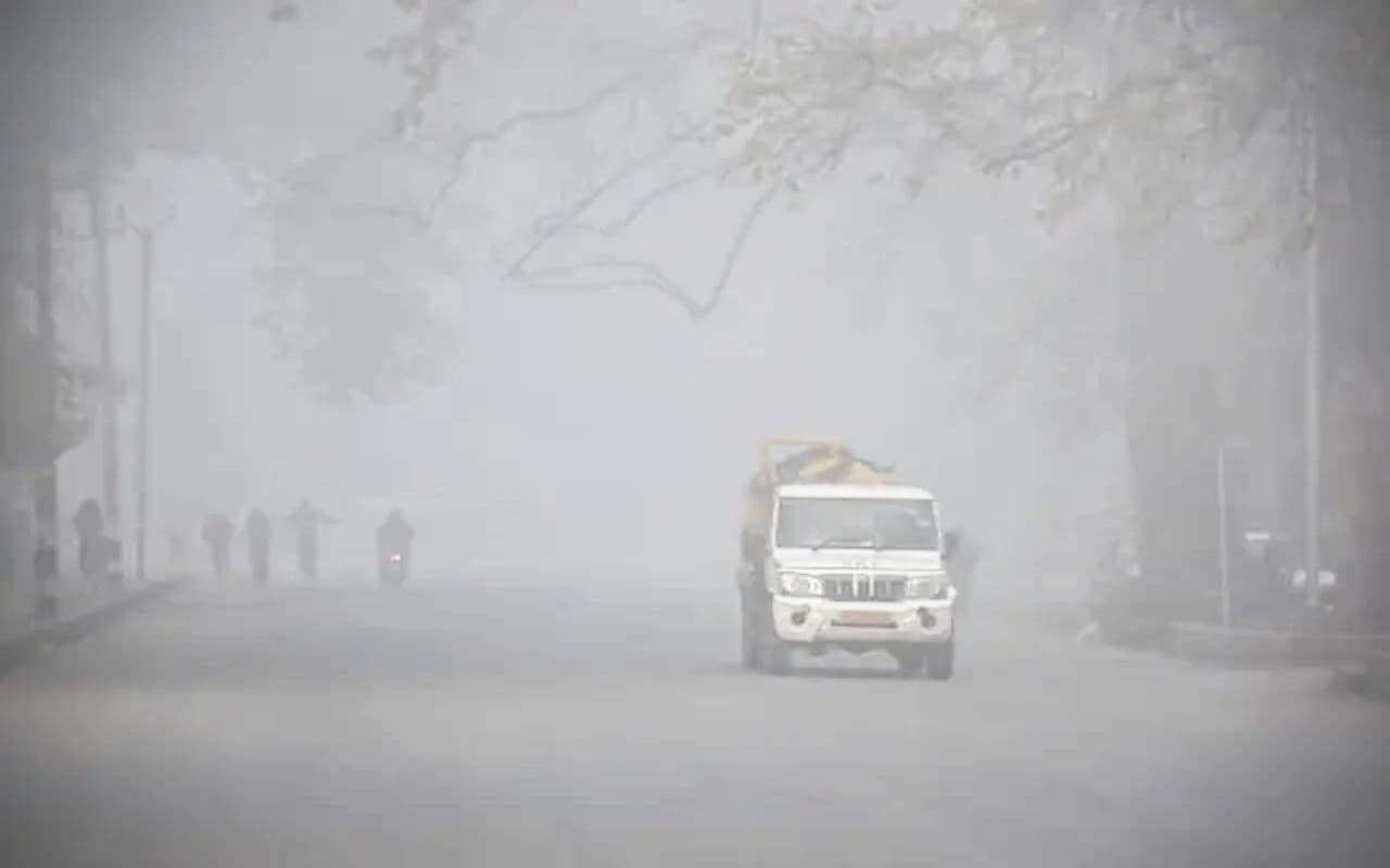 पहाड़ों में बर्फबारी जारी, पूरे उत्तर भारत में कड़ाके की ठंड, यहां जानें मौसम का हाल