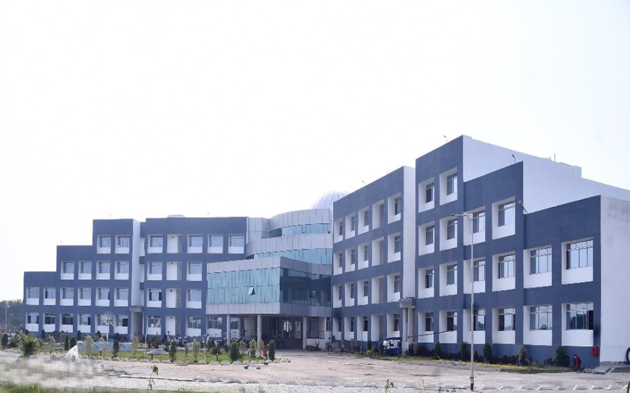 गिरिडीह की तर्ज पर बनेगा देवघर समाहरणालय, डेढ़ साल में बनकर होगा तैयार, अप्रैल से काम होगा शुरू गिरिडीह की तर्ज पर बनेगा देवघर समाहरणालय, डेढ़ साल में बनकर होगा तैयार, अप्रैल से काम होगा शुरू