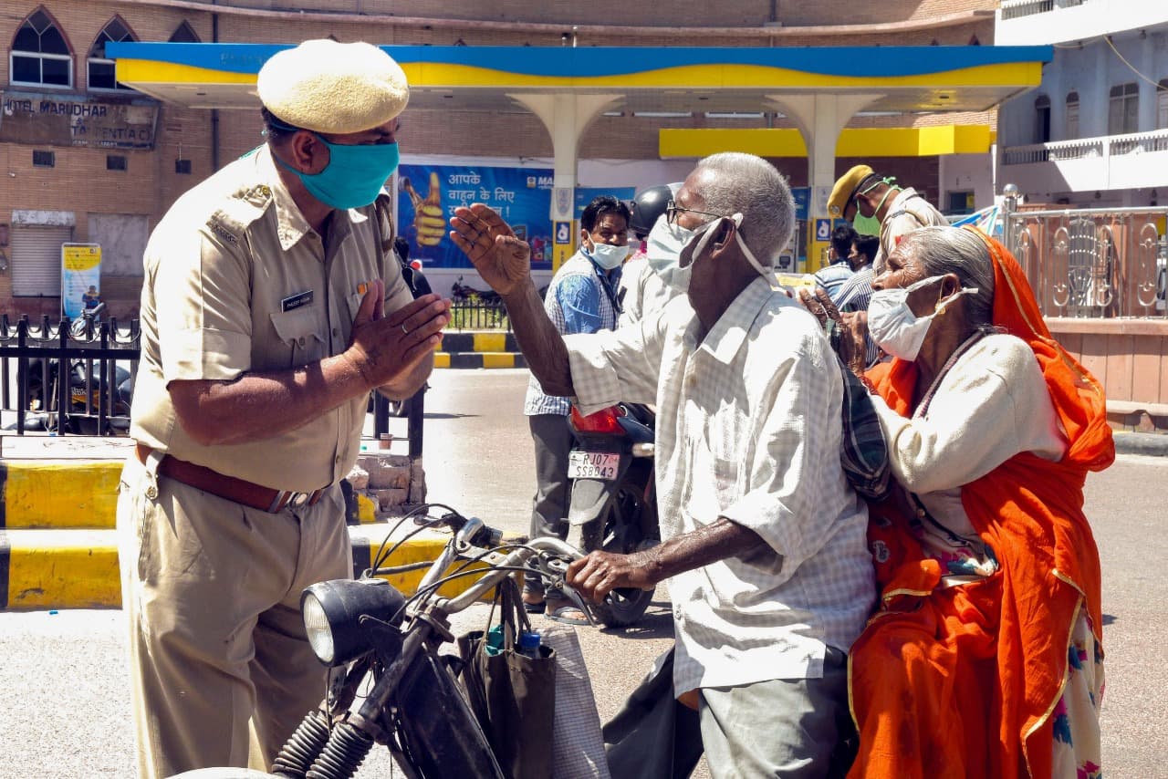 भारत में तीसरे फेज में पहुंचा कोरोना ! नयी रणनीति बनाने में जुटी सरकार