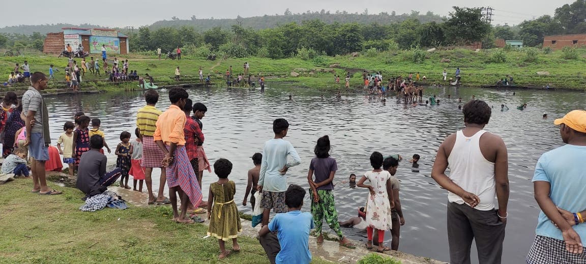Complete Lockdown In Jharkhand : कोरोना की रफ्तार थामने के लिए झारखंड में Complete Lockdown, गिरिडीह में मछली पकड़ने तालाब पर उमड़ी ग्रामीणों की भीड़, पुलिस ने खदेड़कर भगाया