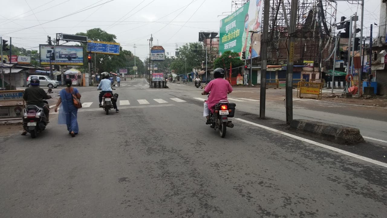 Complete Lockdown In Jharkhand : झारखंड में Complete Lockdown का कैसा है नजारा, सड़कों पर है सन्नाटा या रफ्तार से दौड़ रही हैं गाड़ियां, देखिए तस्वीरें