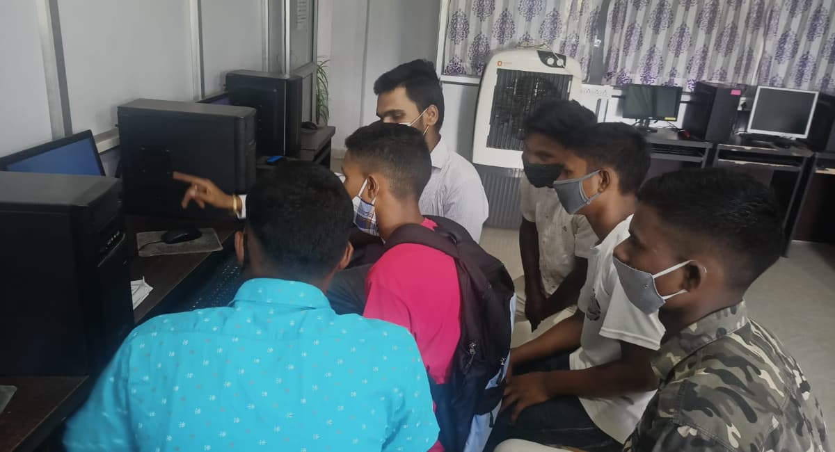 Jharkhand News: सिमडेगा के हॉकी खिलाड़ी अब कंप्यूटर में भी होंगे हुनरमंद, अमेरिका से ऑनलाइन सीख रहे अंग्रेजी