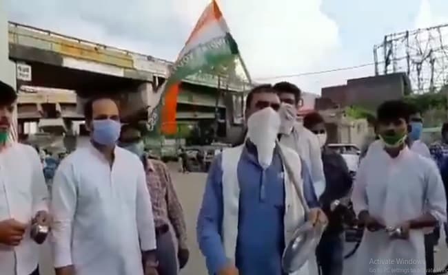 बेरोजगारी के सवाल पर युवाओं के साथ कांग्रेस, ताली-थाली बजाकर किया प्रदर्शन