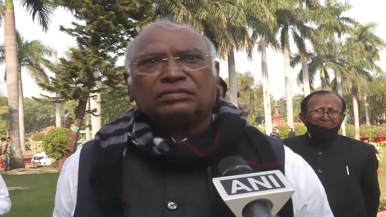 राज्यसभा के 12 सदस्यों के निलंबन पर विपक्ष और सरकार दोनों अड़े, खड़गे बोले- माफी नहीं मांगेंगे सांसद