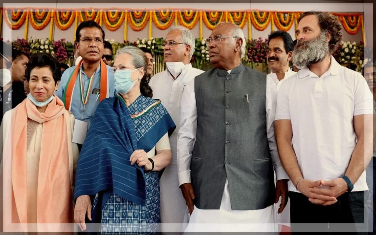 Congress: अधिवेशन से मौलाना आजाद की तस्वीर गायब होने पर बढ़ा विवाद, पार्टी ने मांगी माफी