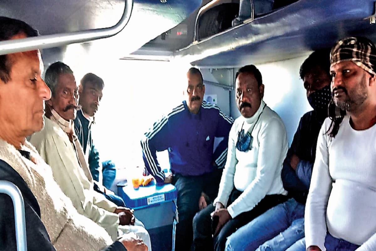 झारखंड कांग्रेस अध्यक्ष राजेश ठाकुर के खिलाफ नाराज नेताओं ने खोला मोर्चा, कई कार्यकर्ता दिल्ली के लिए रवाना