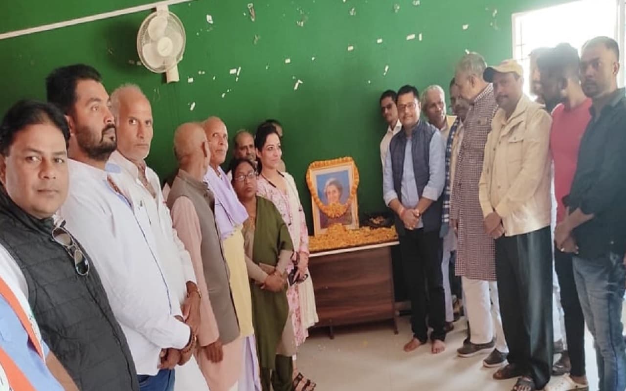 Indira Gandhi Jayanti 2022: पलामू के कांग्रेस भवन में कांग्रेस नेताओं ने इंदिरा गांधी को ऐसे किया याद