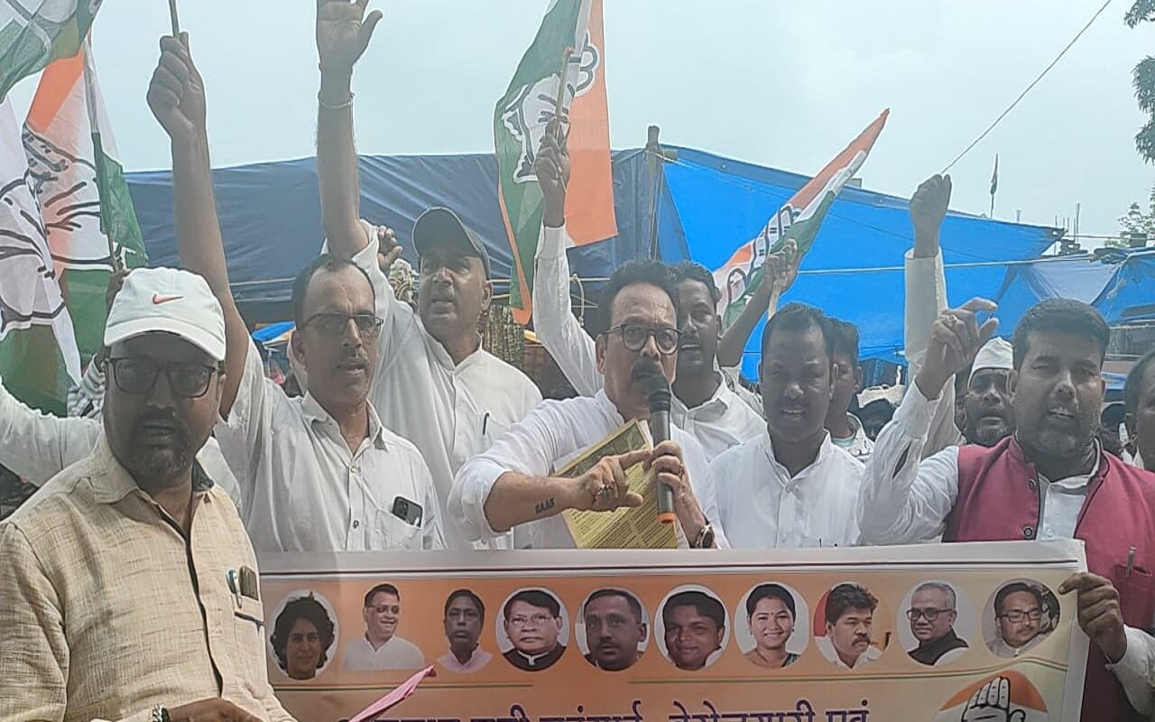 Jharkhand News: झारखंड में महंगाई के खिलाफ कांग्रेस की चौपाल, केंद्र की नरेंद्र मोदी सरकार पर साधा निशाना