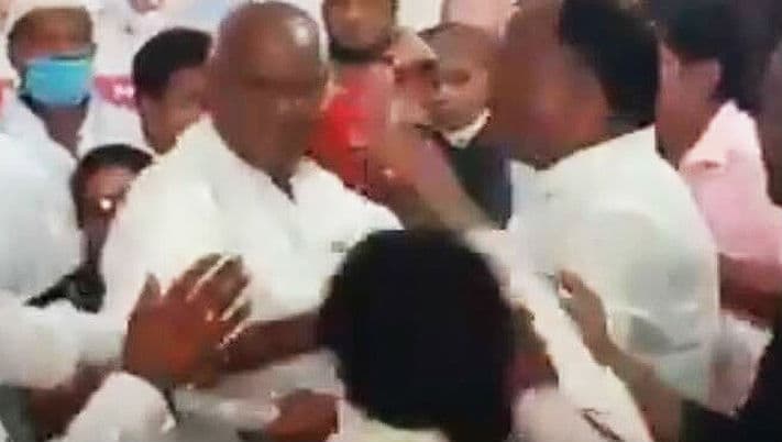 Deoria News : कांग्रेस के राष्ट्रीय सचिव से ‘हाथापाई' करना महिला नेता को पड़ा महंगा, वीडियो हुआ था खूब वायरल