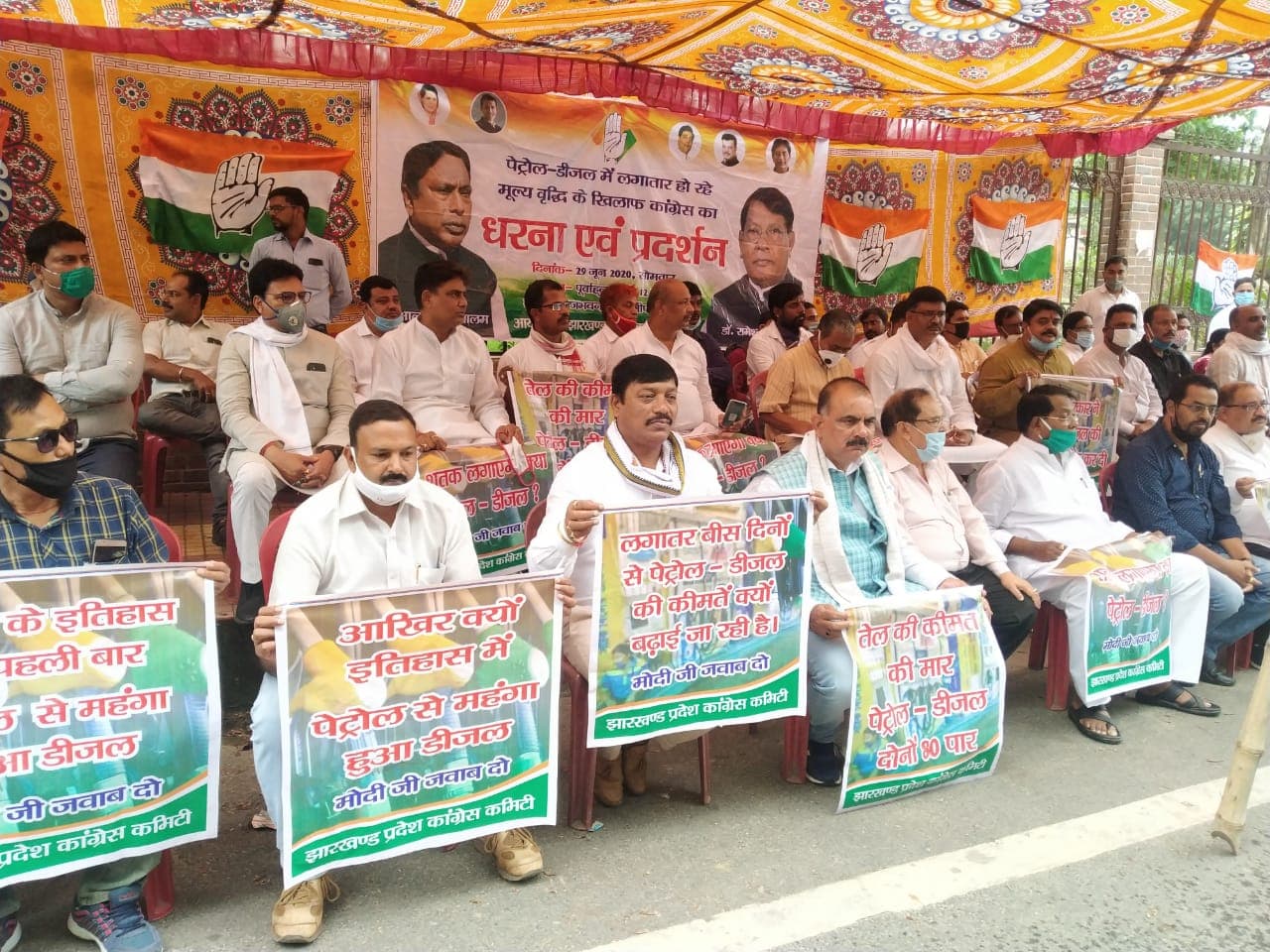 पेट्रोल-डीजल की कीमतों में वृद्धि के खिलाफ कांग्रेस का हल्ला बोल, मोदी सरकार पर साधा निशाना