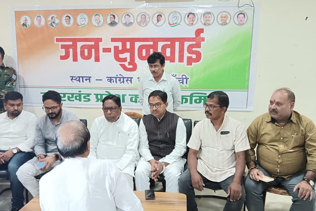 झारखंड: कांग्रेस की जनसुनवाई में पहुंचे फरियादी, मंत्री आलमगीर आलम से सड़क, आवास व जमीन को लेकर लगायी गुहार