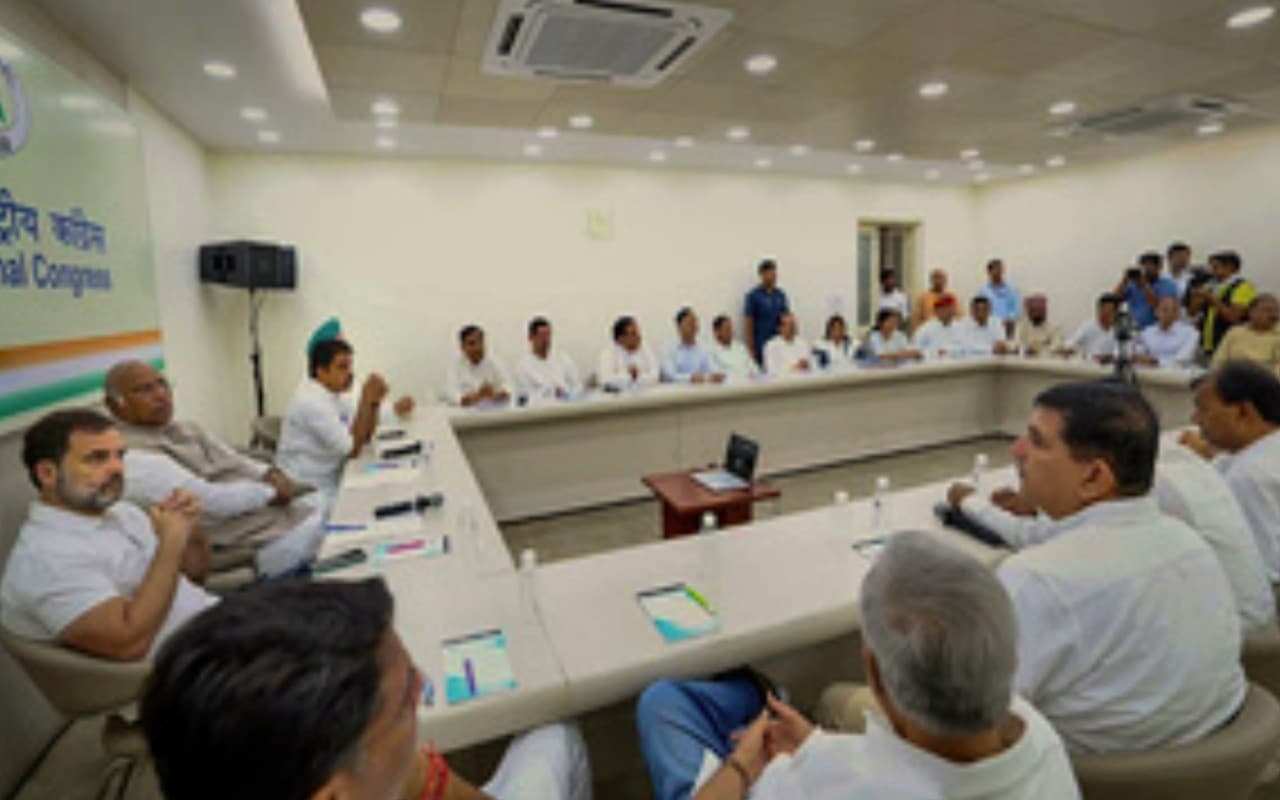 राजस्थान के नेताओं से दिल्ली में मिले मल्लिकार्जुन और राहुल, खरगे ने कहा- बदलेगा इतिहास